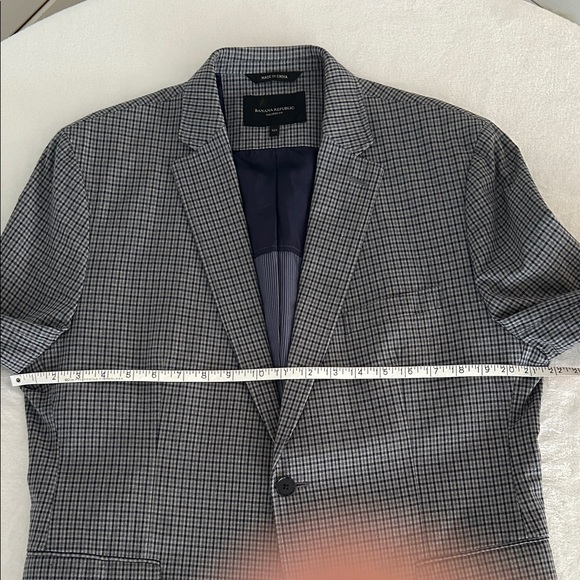 Banana Republic Men's Blue and Gray Check Blazer. Size 42S - Picture 10 of 12
